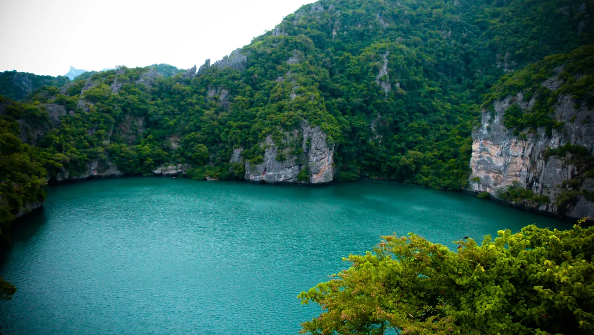 Paysage montagneux du nord de la Thailande avec temples et vegetation tropicale