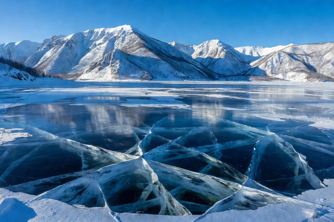 Lac Baïkal en hiver avec la glace bleue transparente et montagnes enneigées