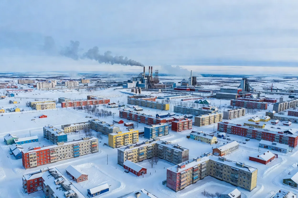 Vue de Norilsk, ville industrielle arctique russe sous la neige