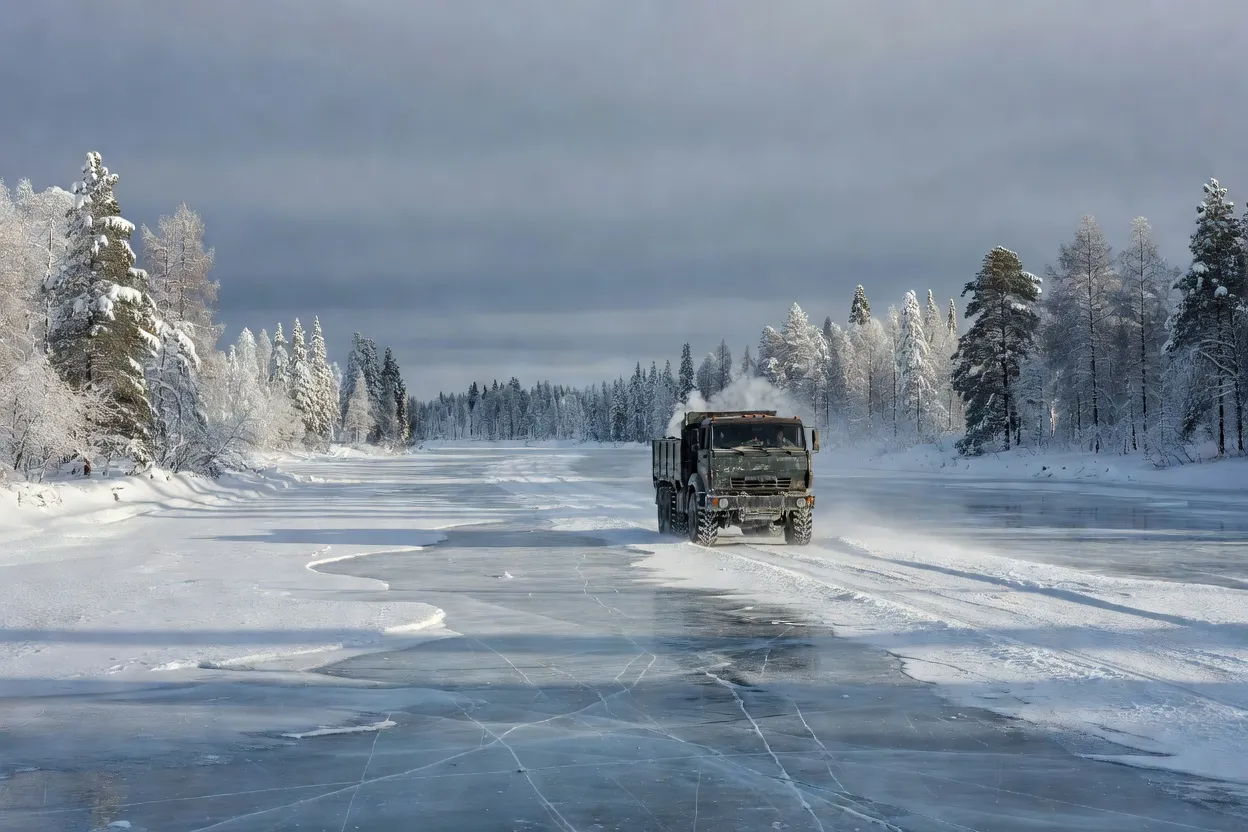 Camion traversant une route de glace zimnik sur un fleuve gelé en Sibérie